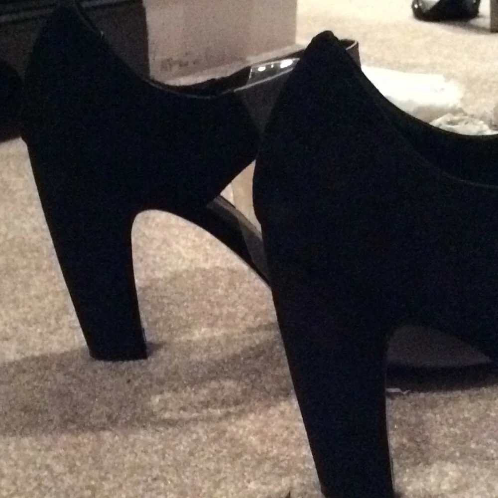 Nine west black suede heels, gray satin, new, 9.5